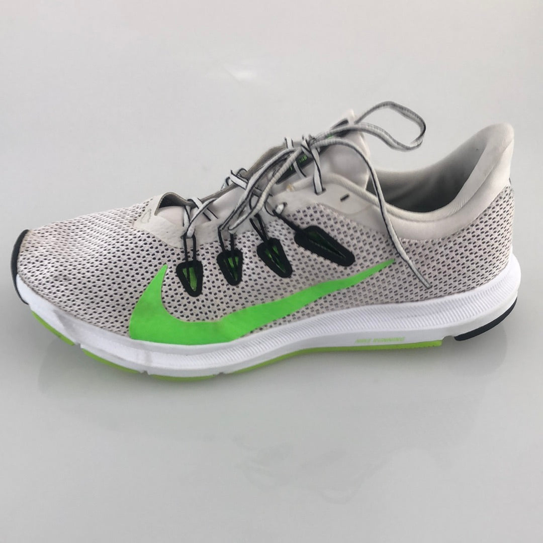 Tenis Crema Nike Quest