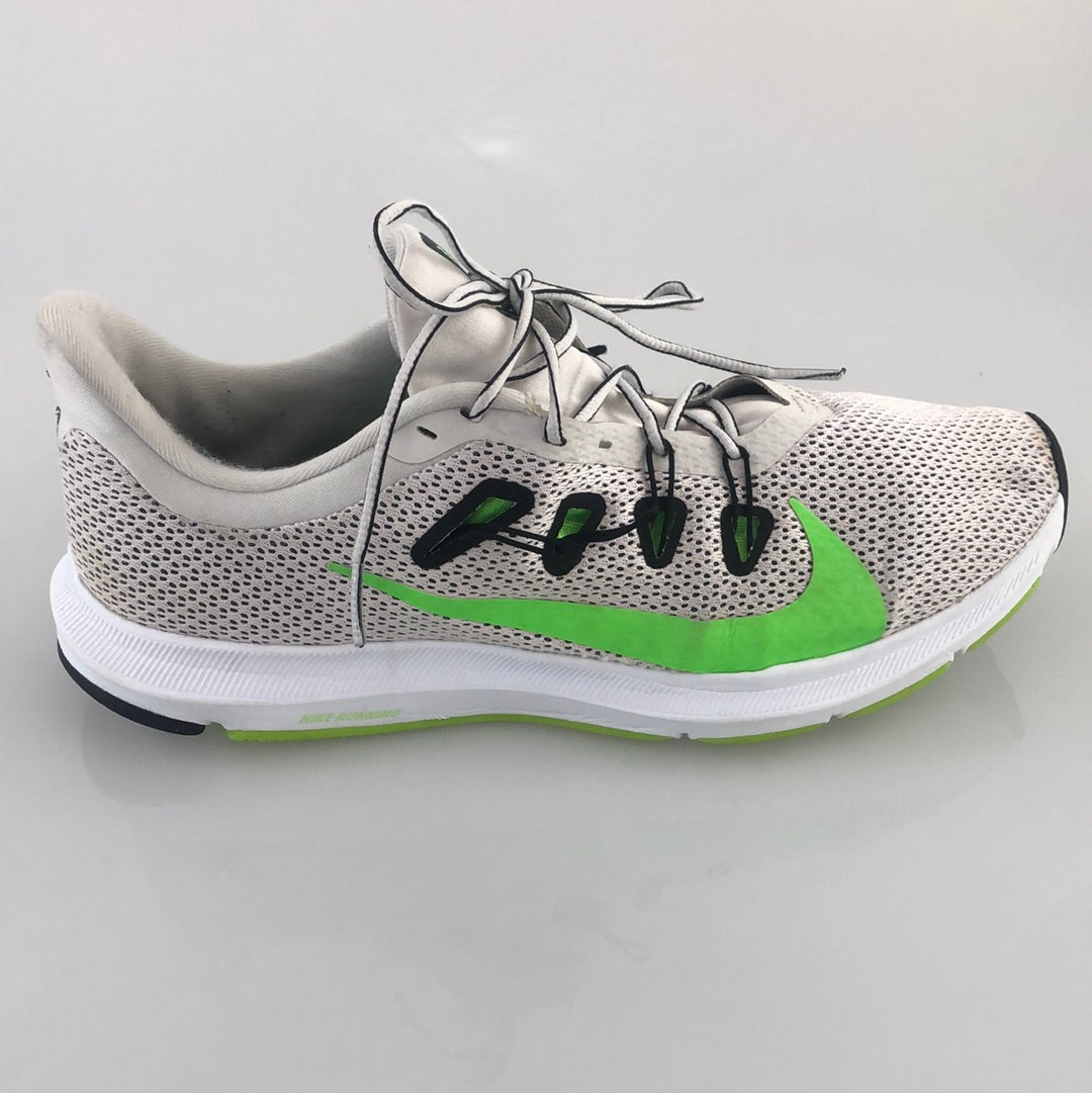 Tenis Crema Nike Quest