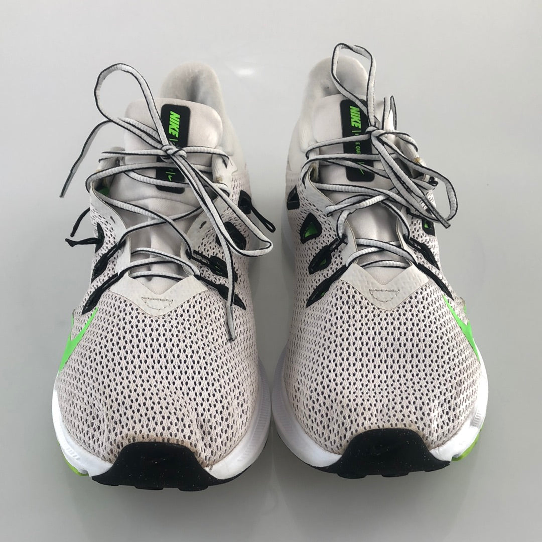 Tenis Crema Nike Quest