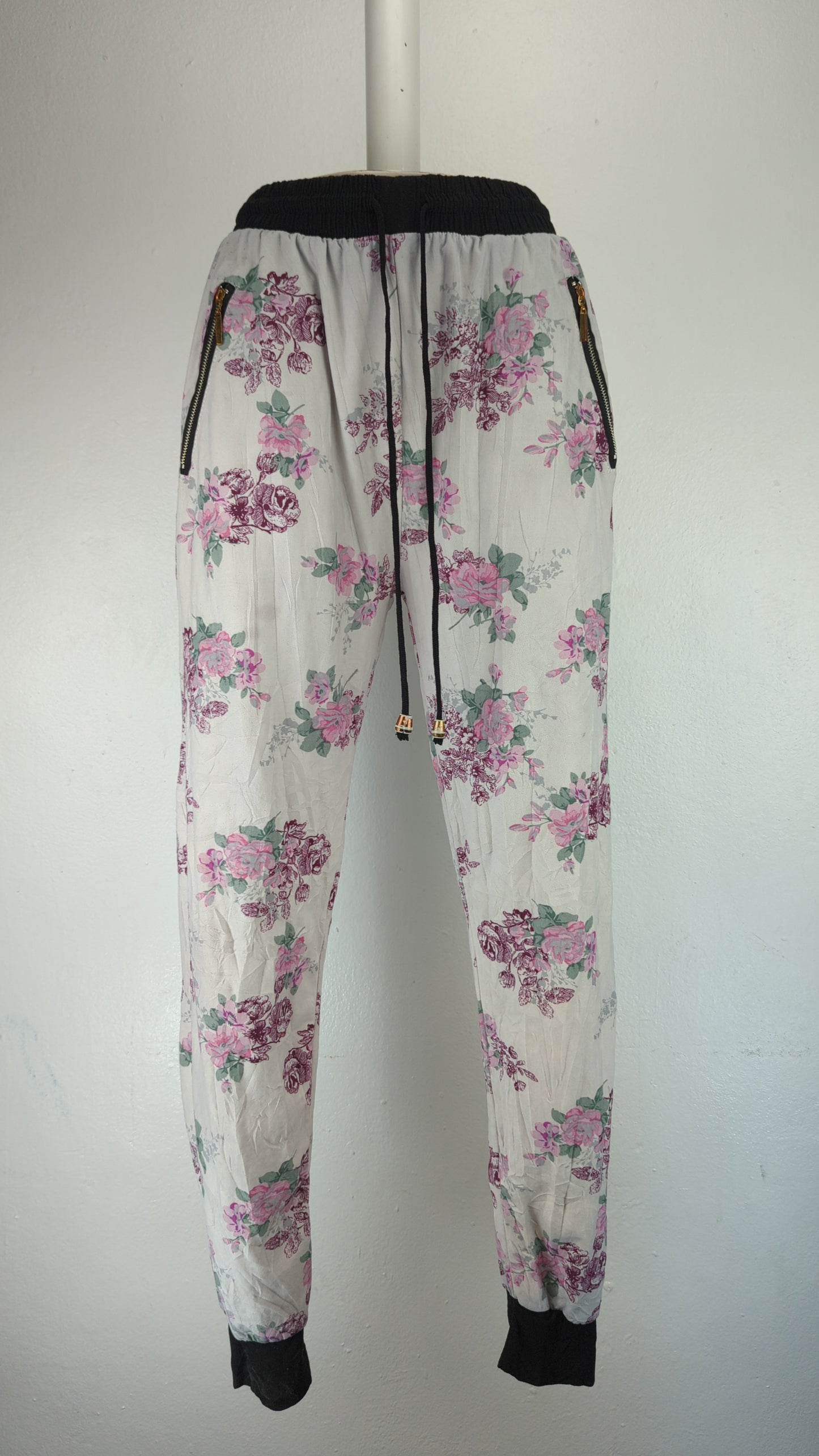 Jogger Crema De Flores Indero