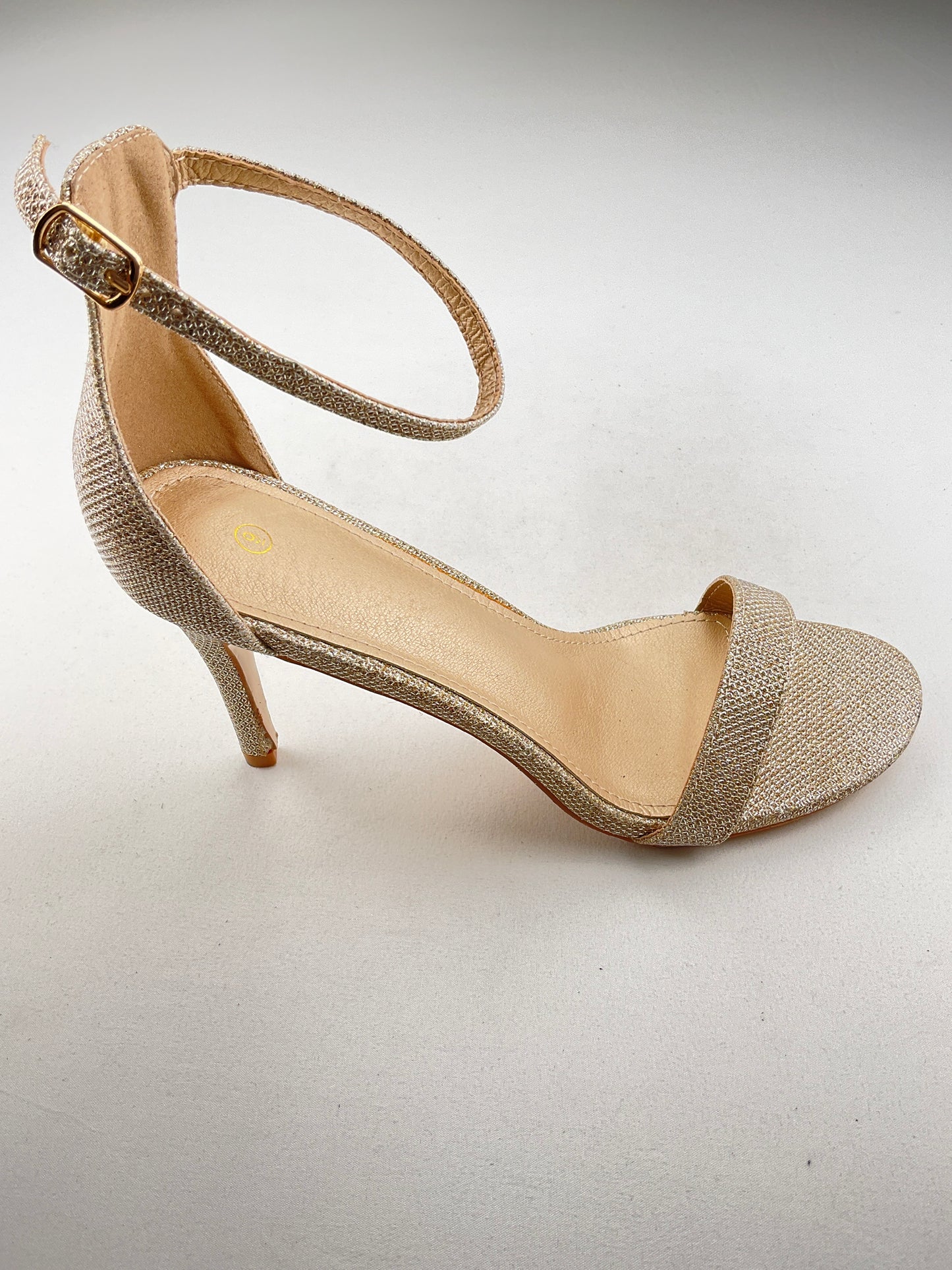 Zapatilla Dorado de Tacón Variangis