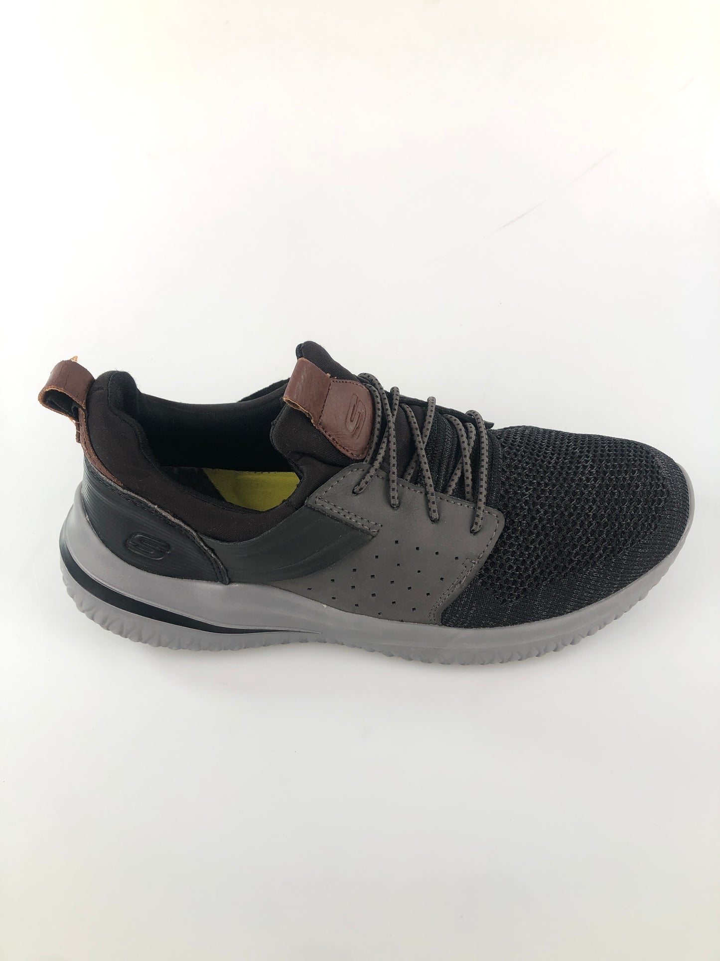 Tenis Gris Deportivo Skechers Wide Fit