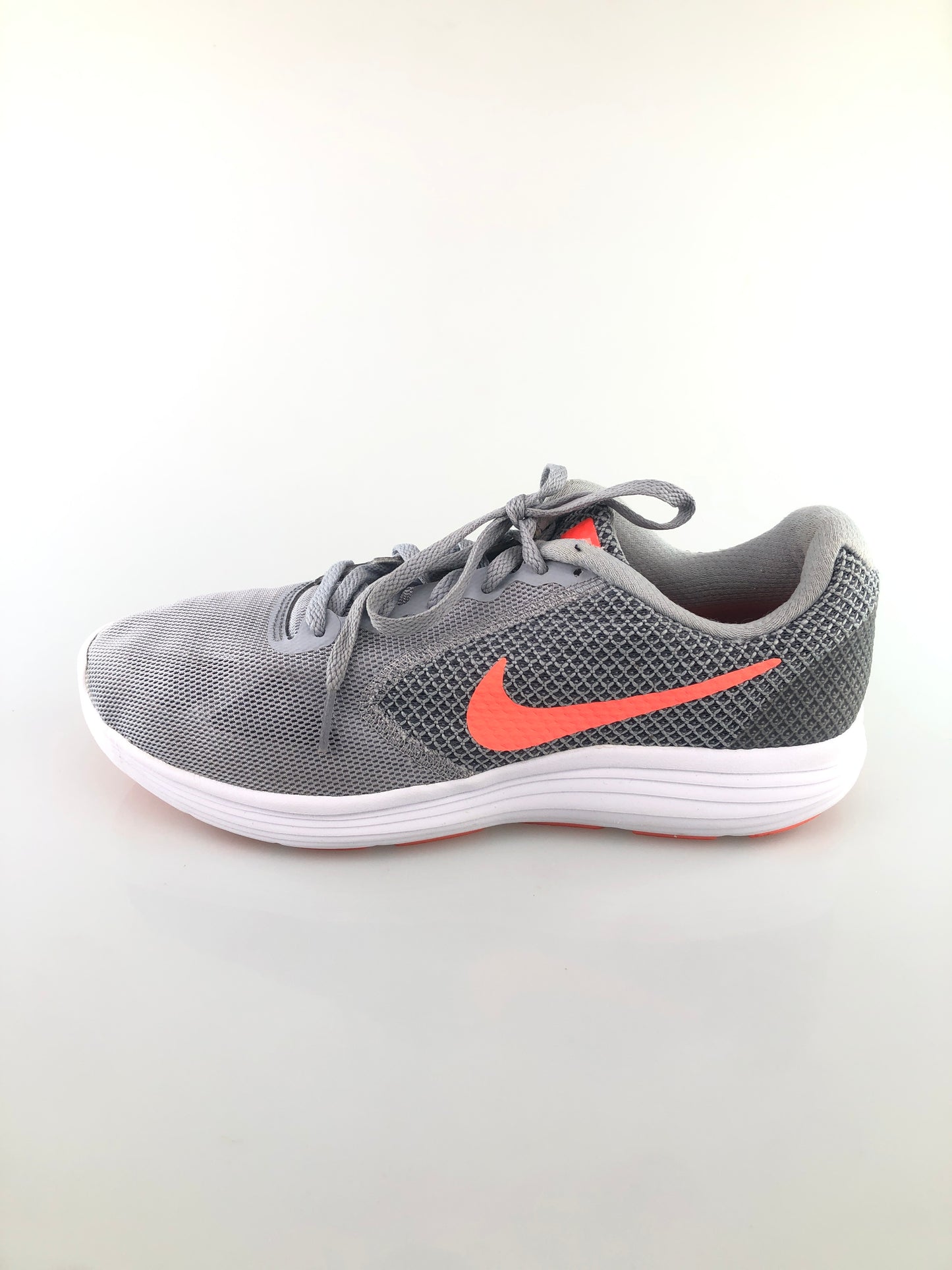 Tenis gris Deportivo Nike