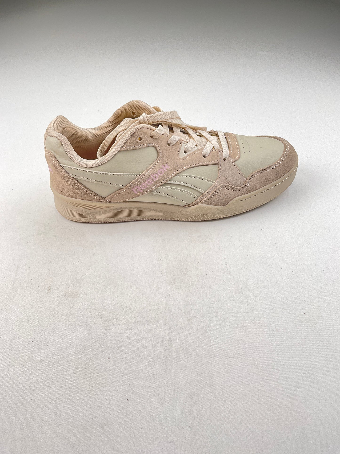 Tenis crema Reebok