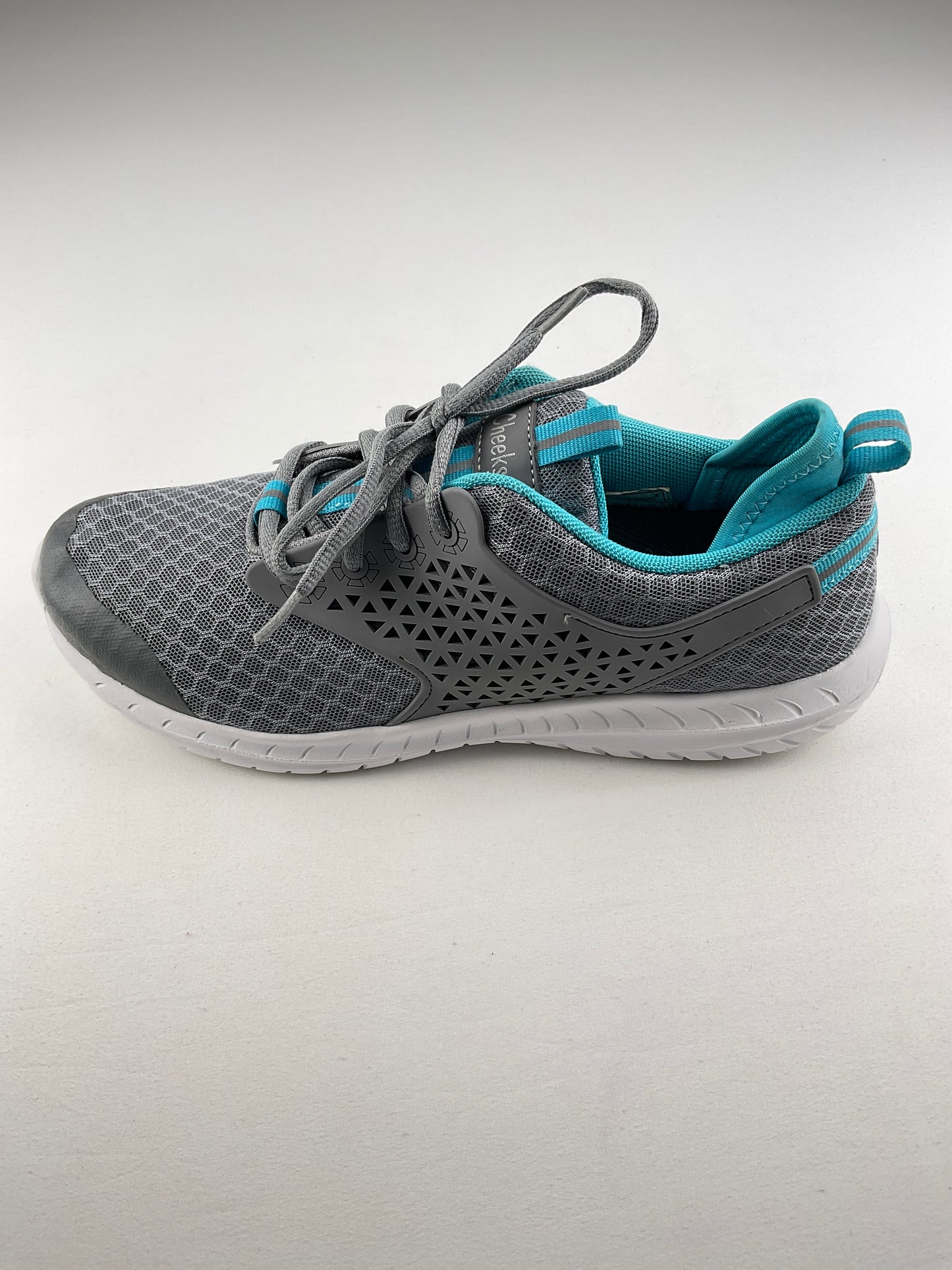 Tenis Gris Deportivo Cheeks fit body