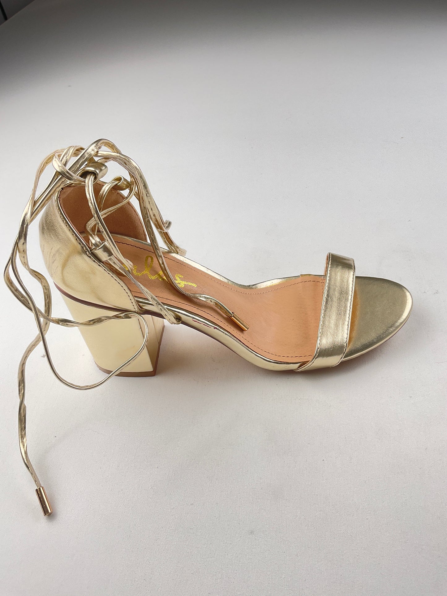Zapatilla dorado Materials