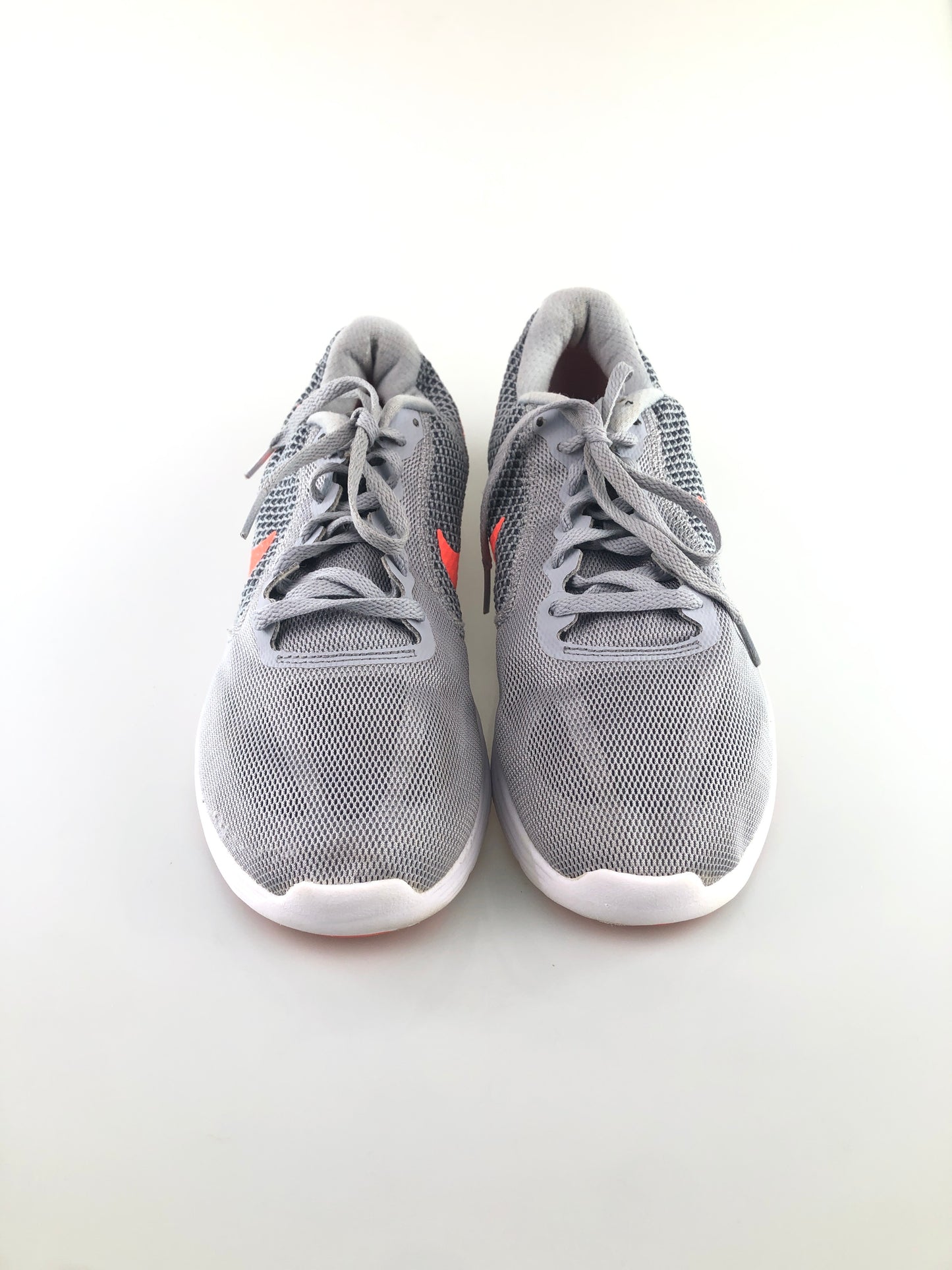 Tenis gris Deportivo Nike