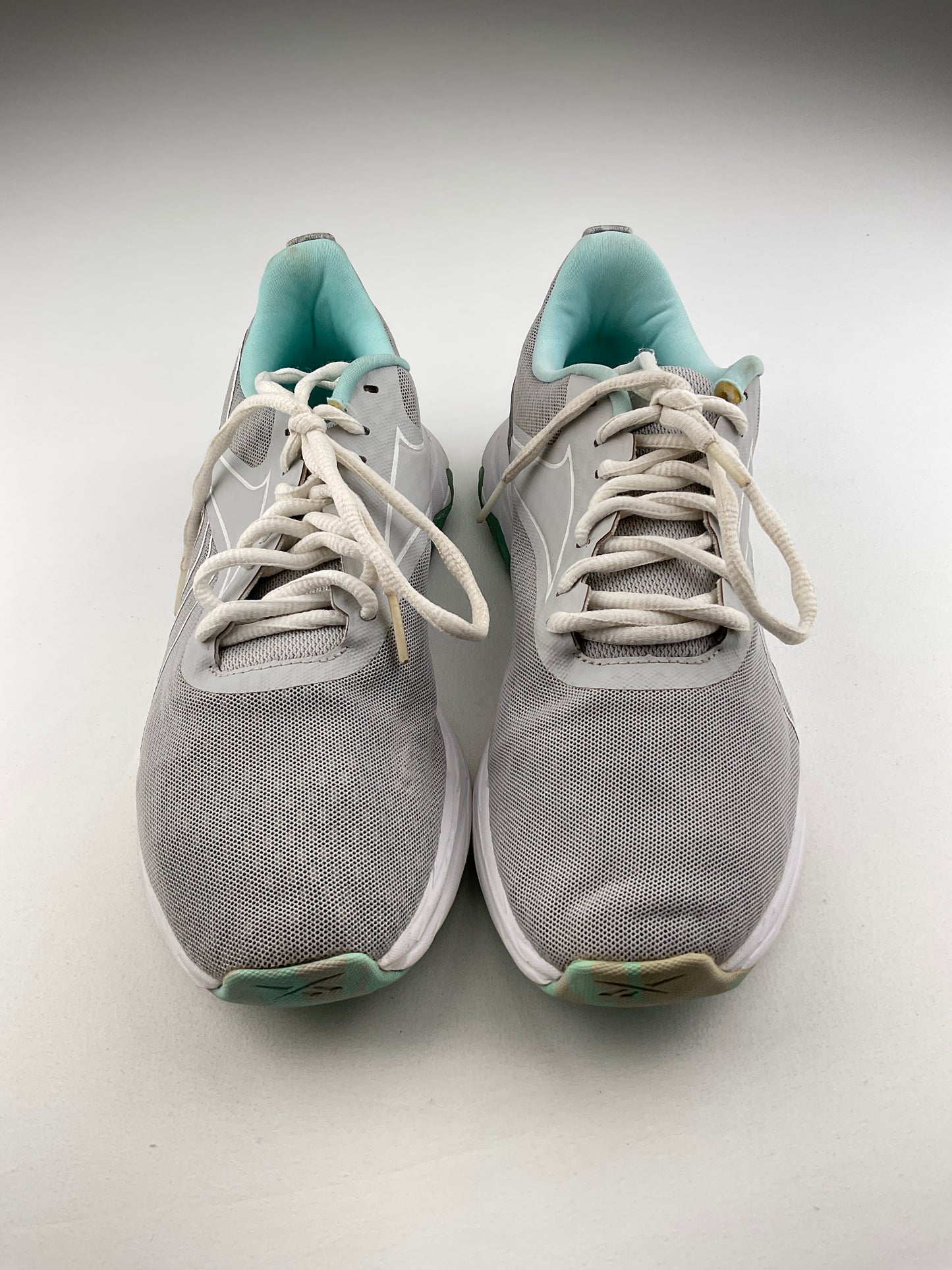 Tenis Gris Deportivo Liquifect