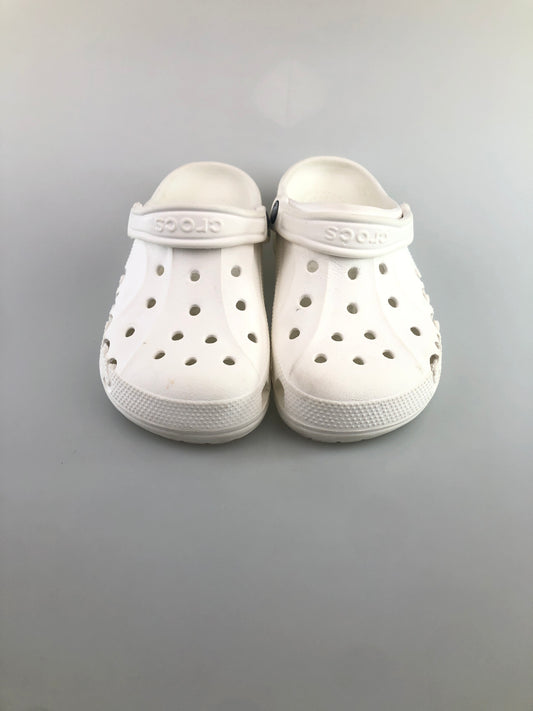 Sandalia Blanco Con Diseño Crocs al lado