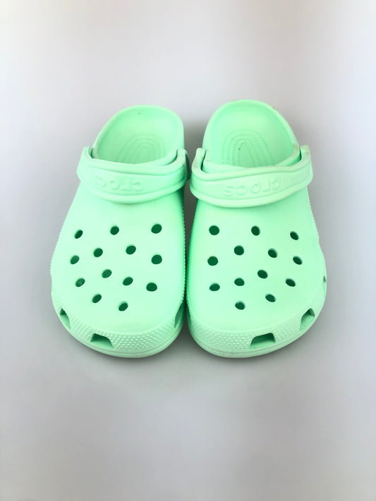 sandalia  verde crocs