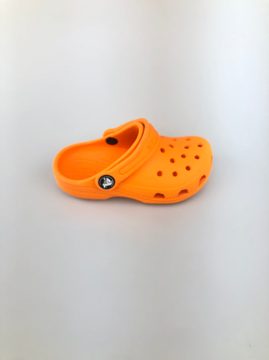 sandalia naranja crocs
