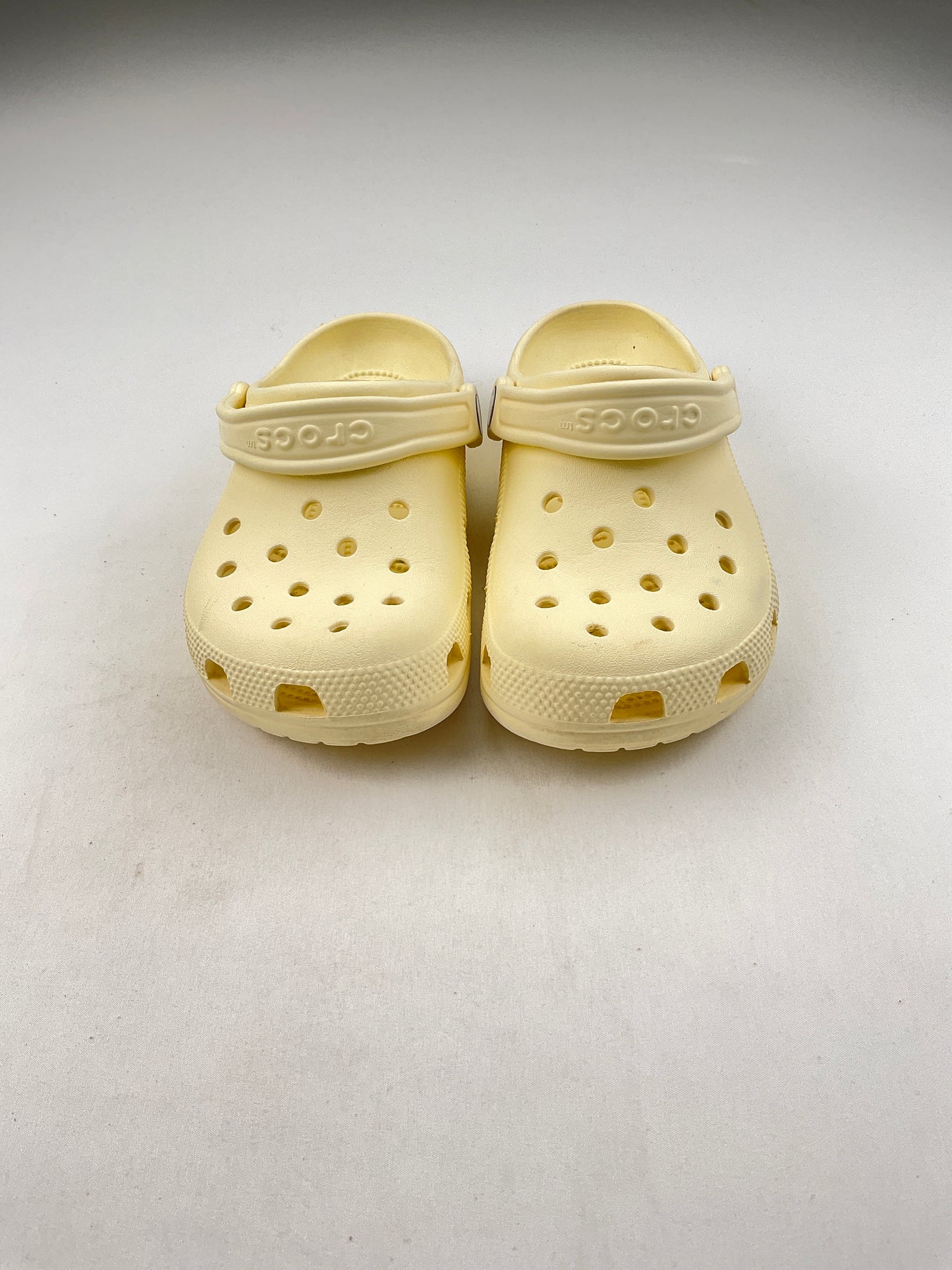 Sandalia crocs Amarillo