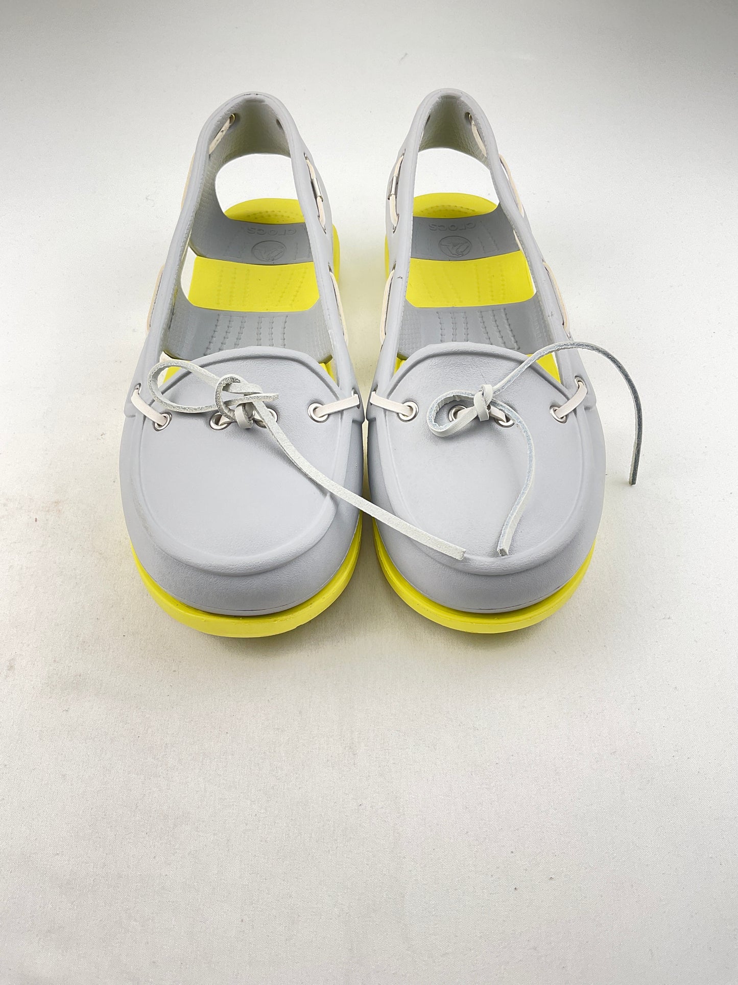 Sandalia crocs gris
