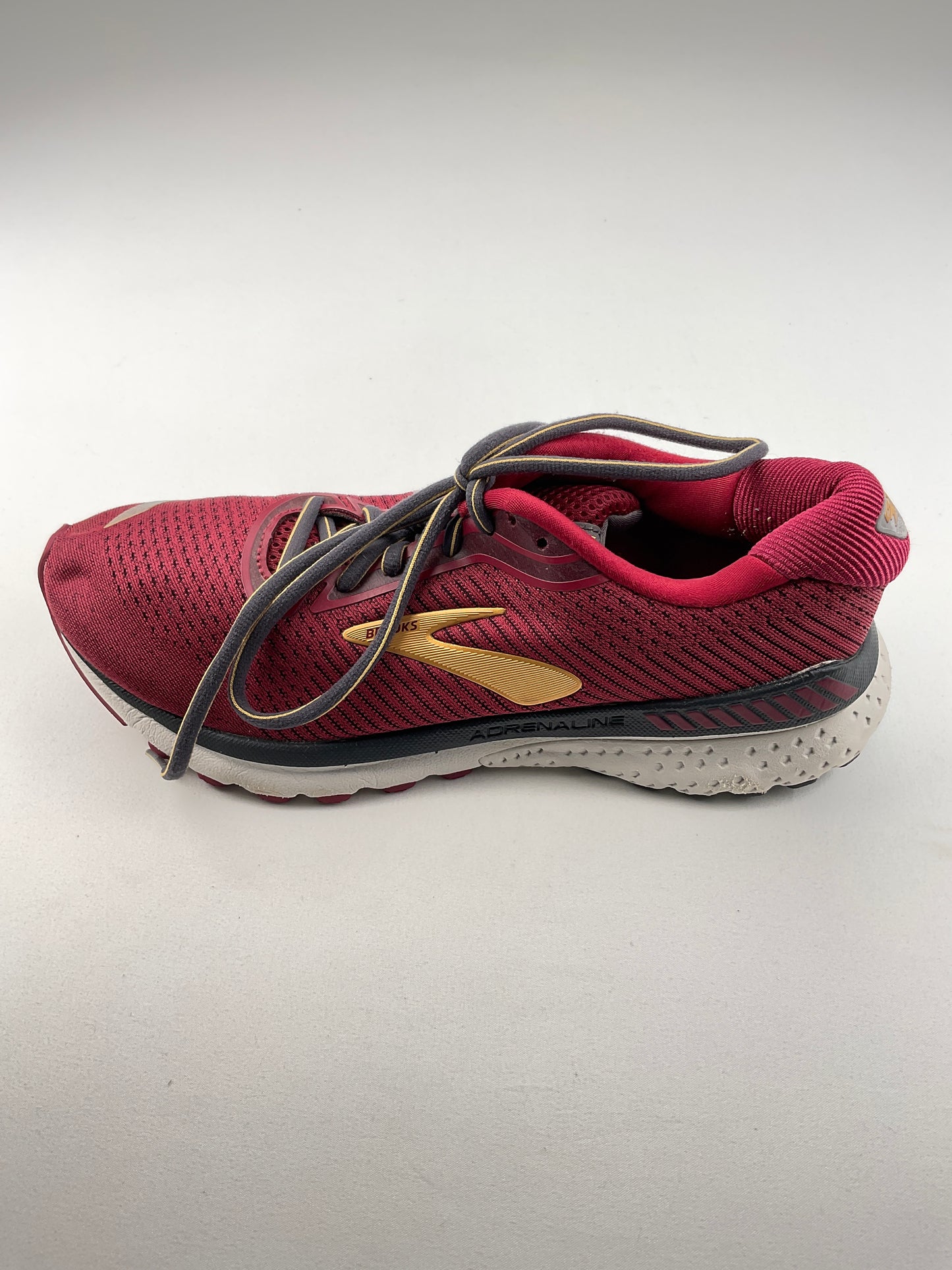 Tenis Rojo vino Deportivo Brooks