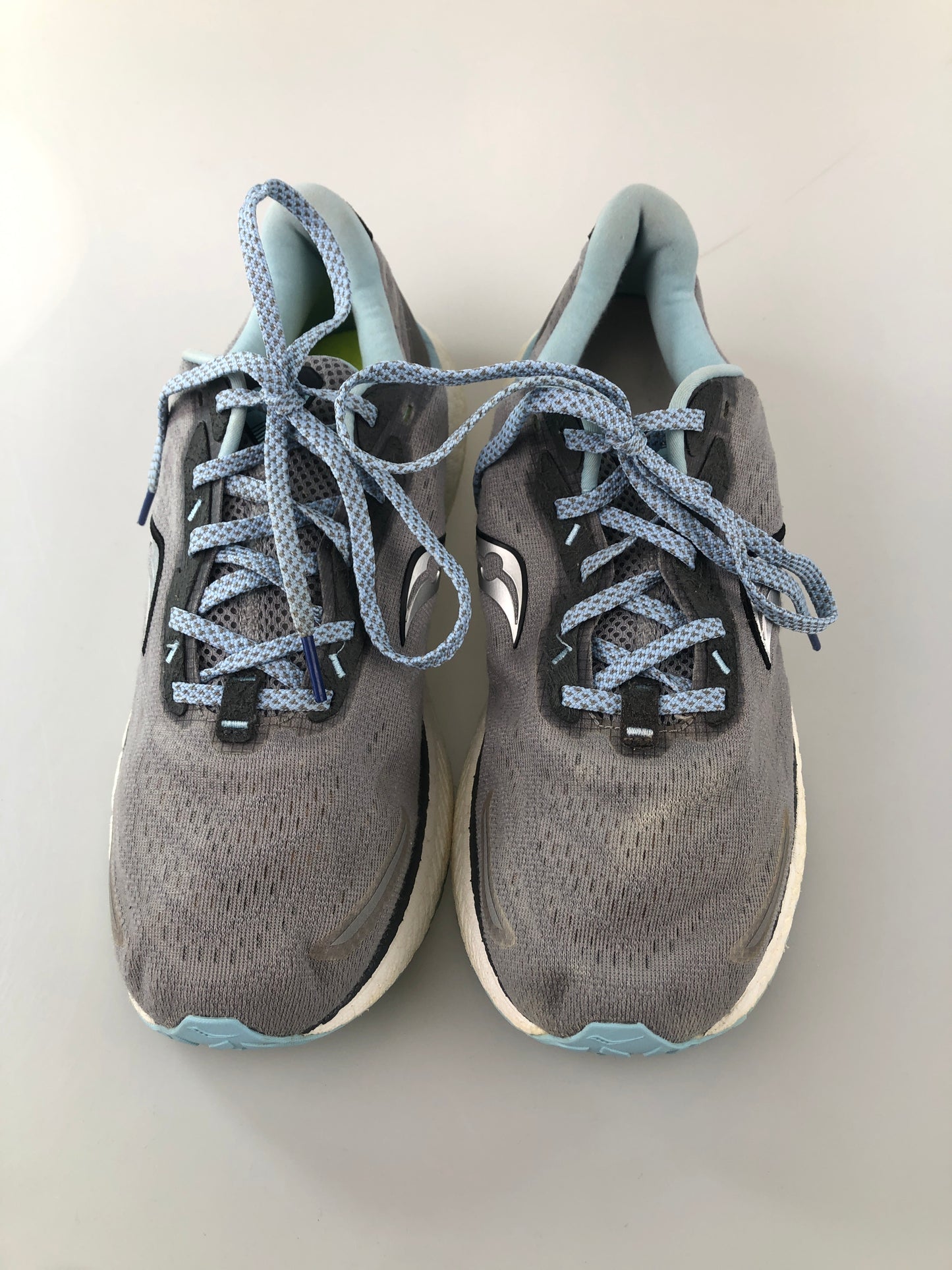 Tenis Gris Deportivo Sau cony