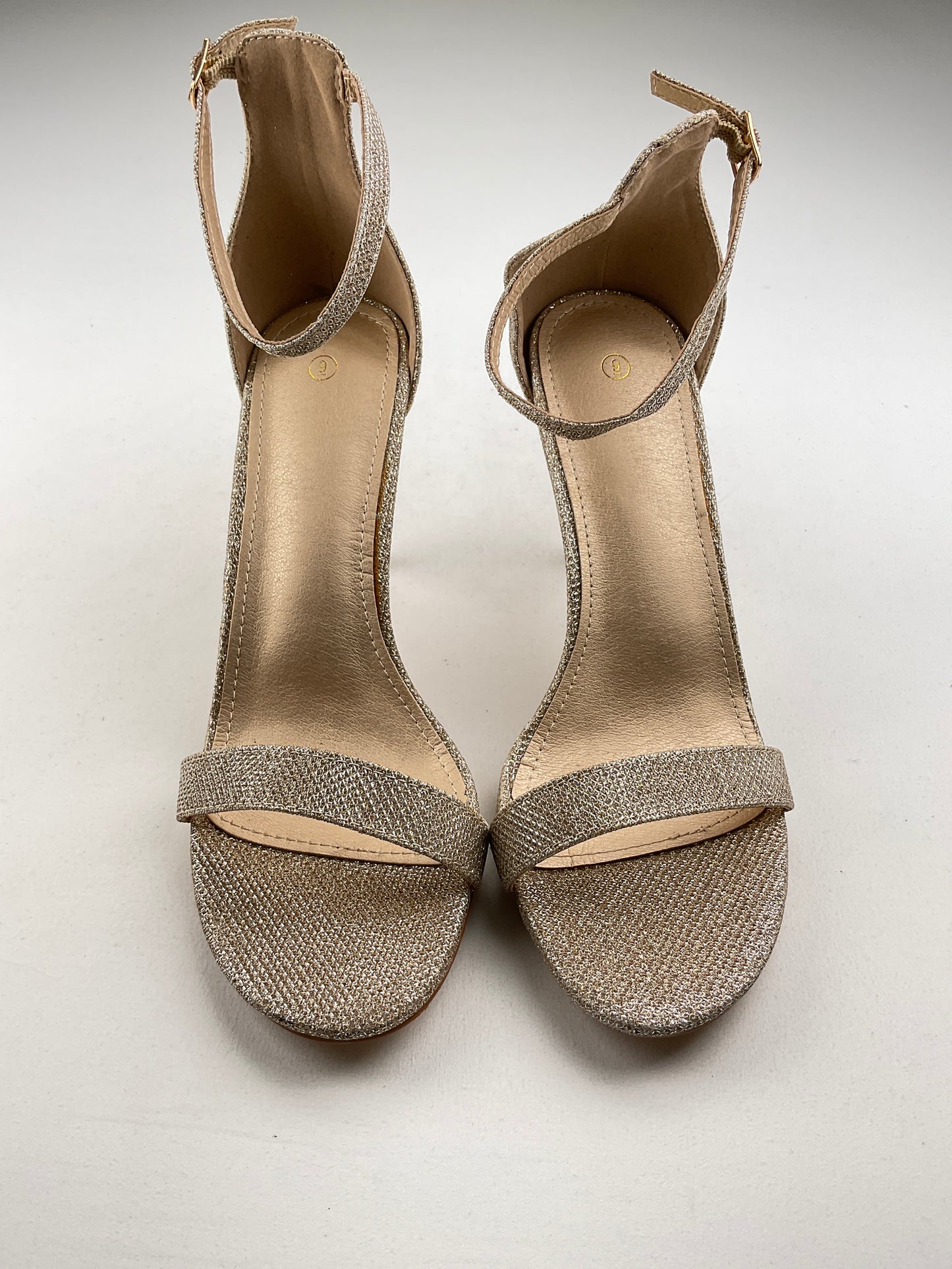 Zapatilla Dorado de Tacón Variangis