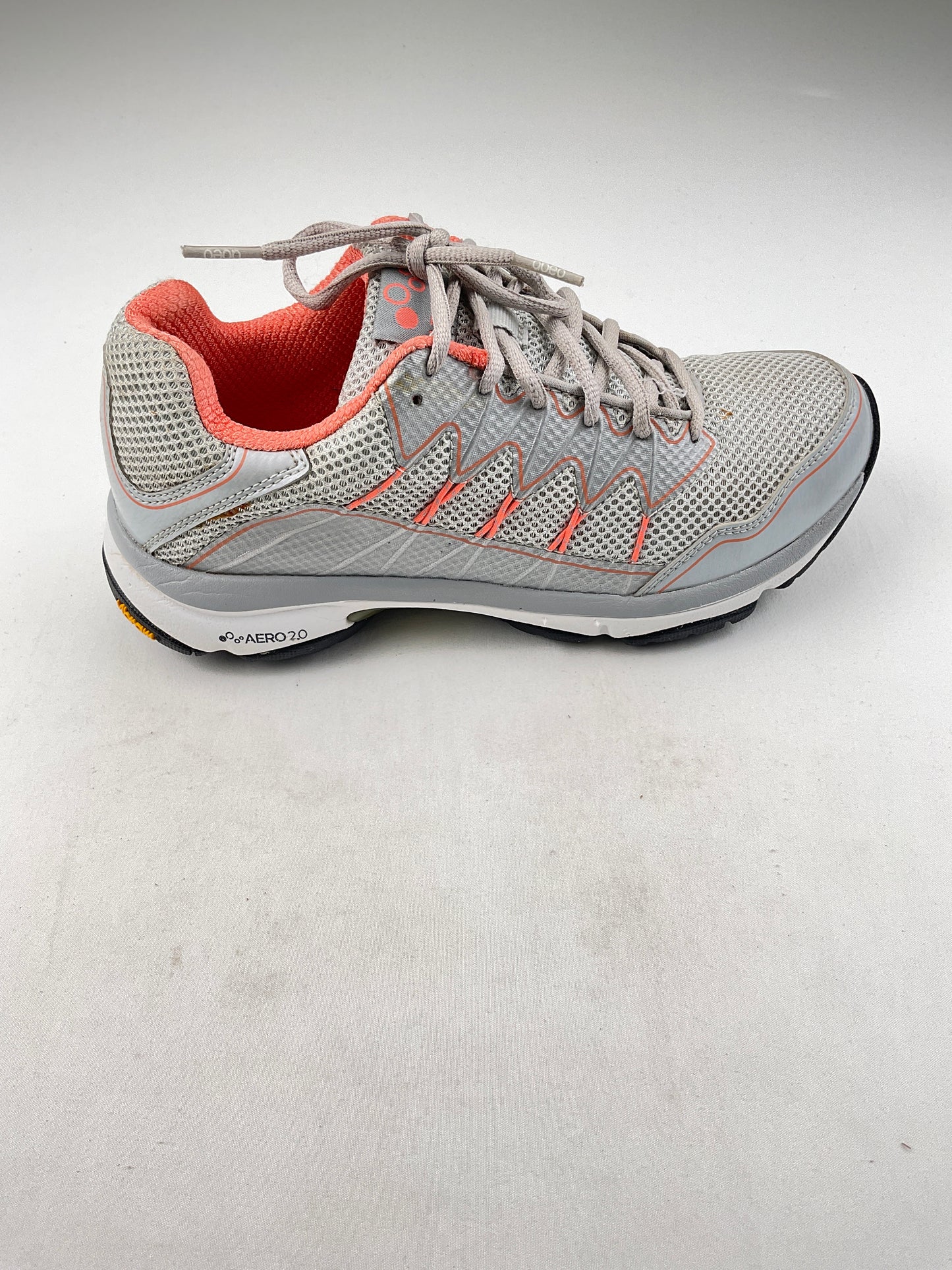 Tenis gris AERO 2.0