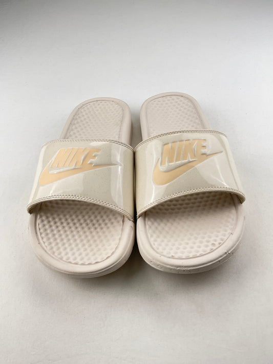 Sandalia Crema Nike