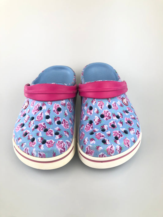 Sandalia Turquesa de Flores Crocs