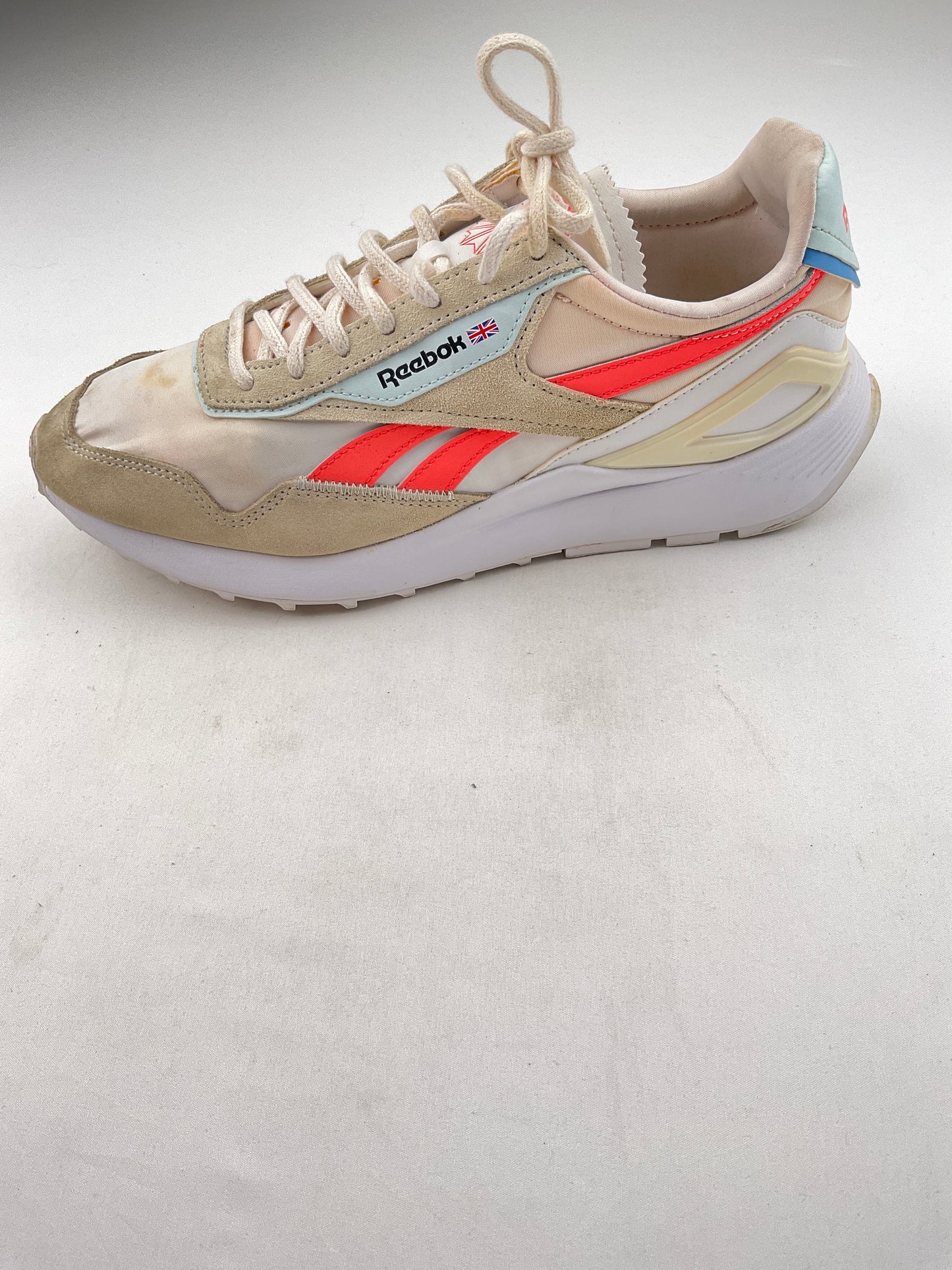 Tenis crema Reebok classic