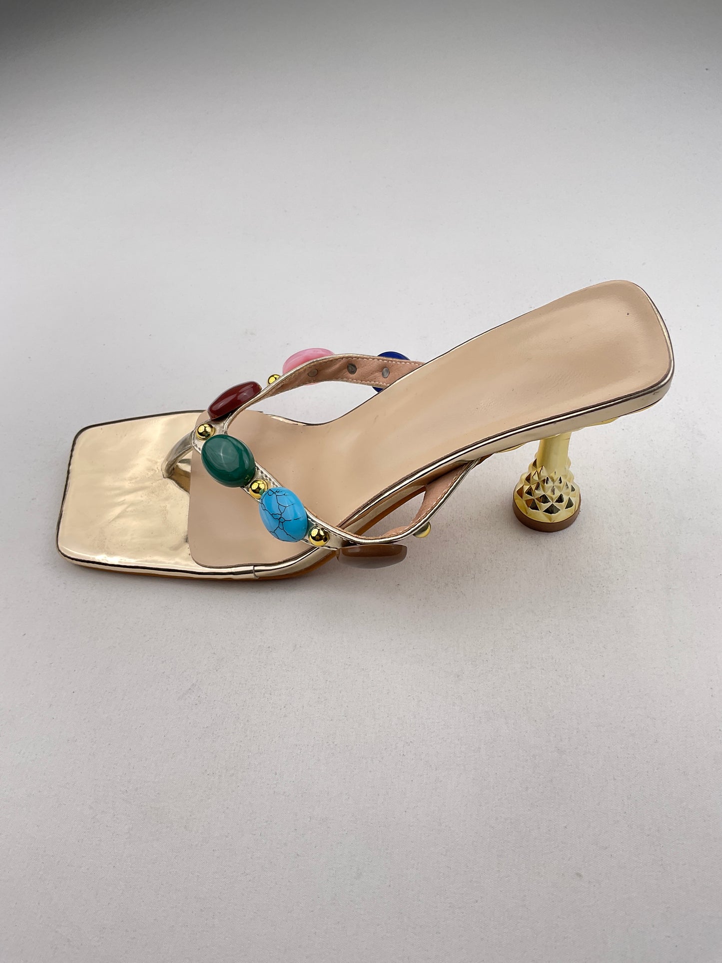 Zapatilla Dorado de Tacón Variangis