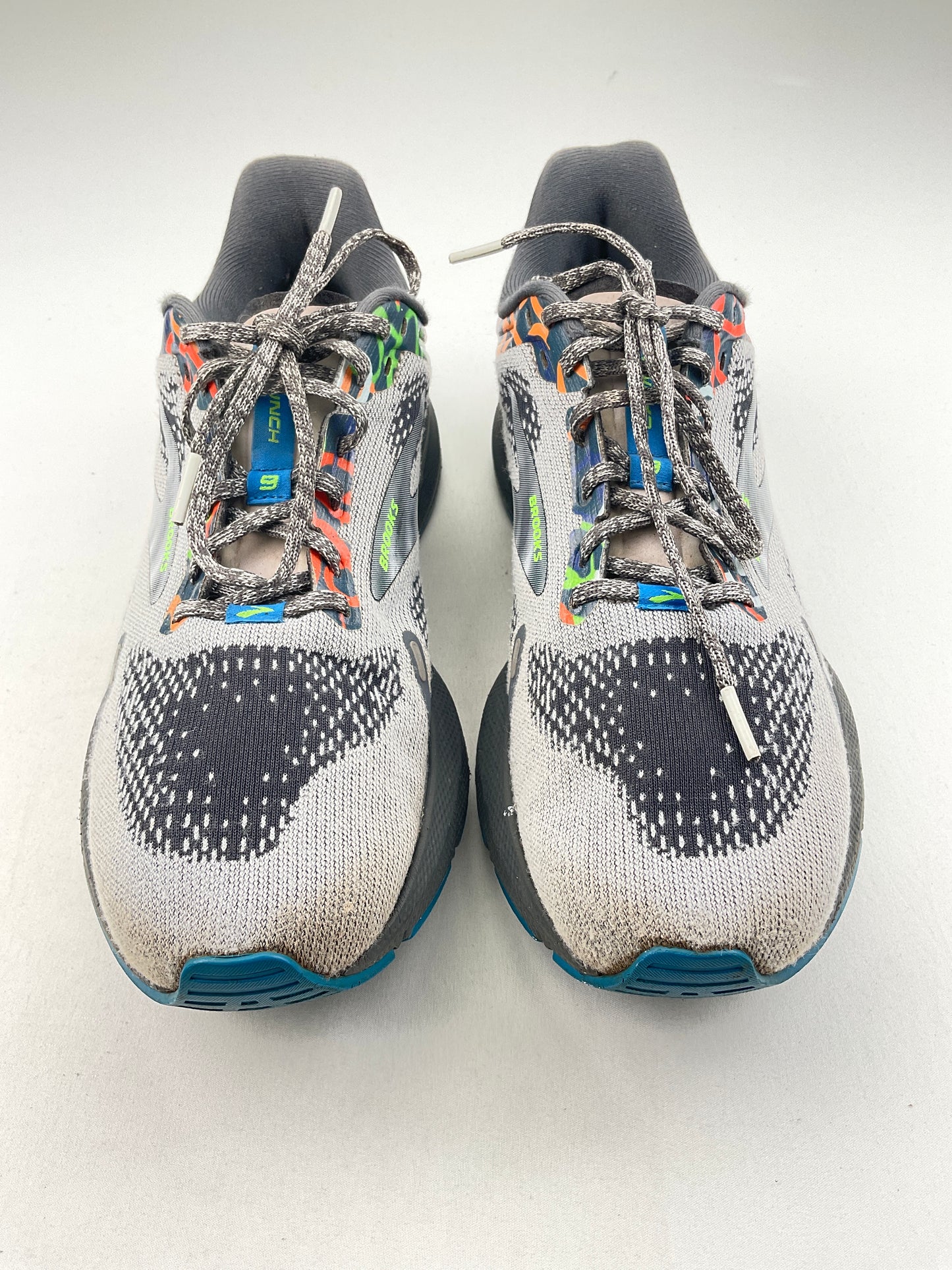 Tenis gris Brooks