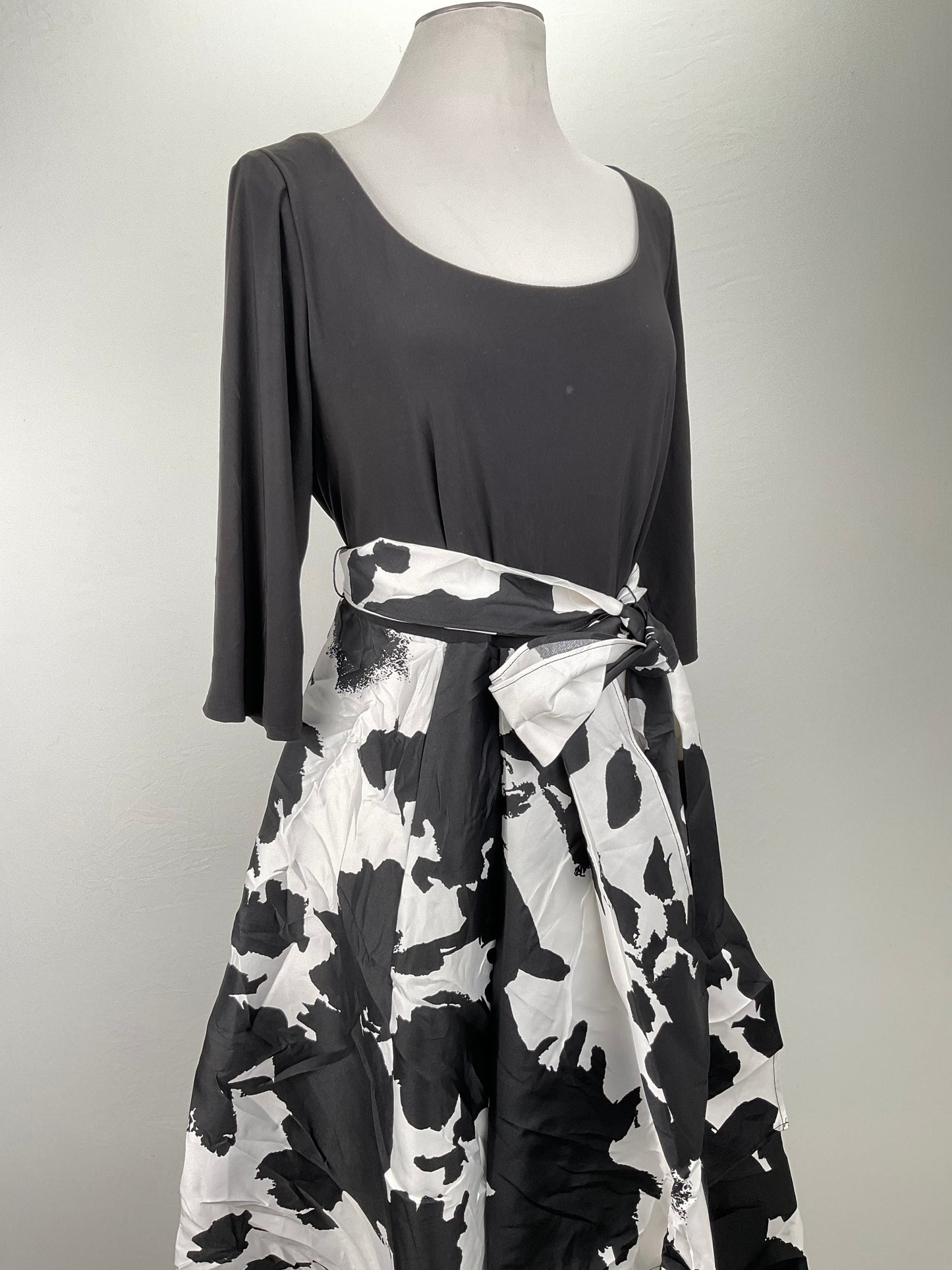 Vestido Negro Floral Richards
