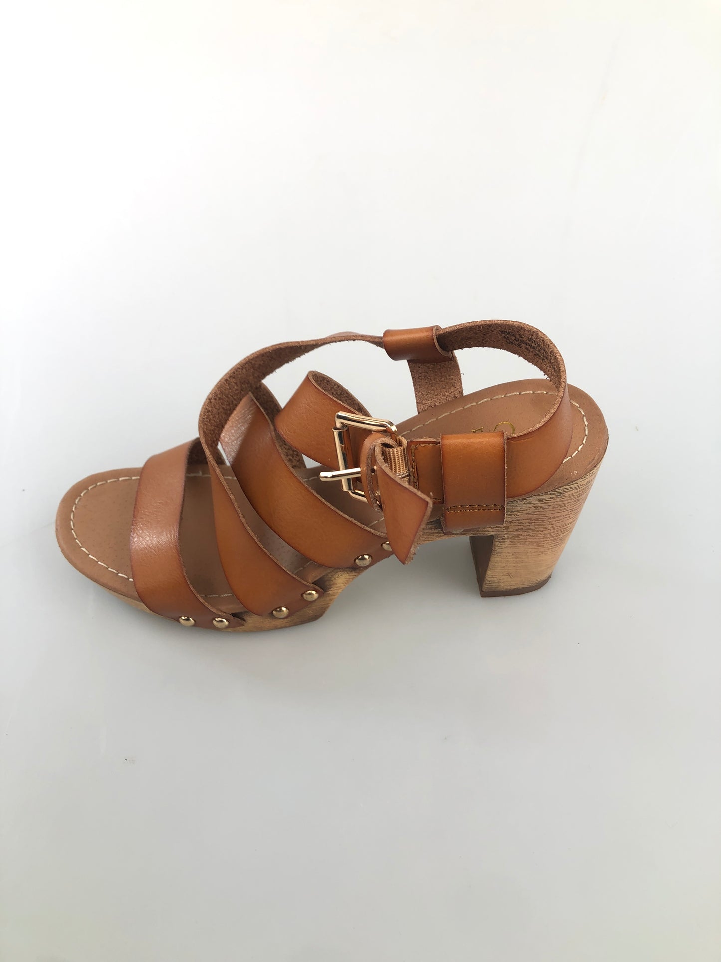 Zapatilla Crema de Tacon Cato
