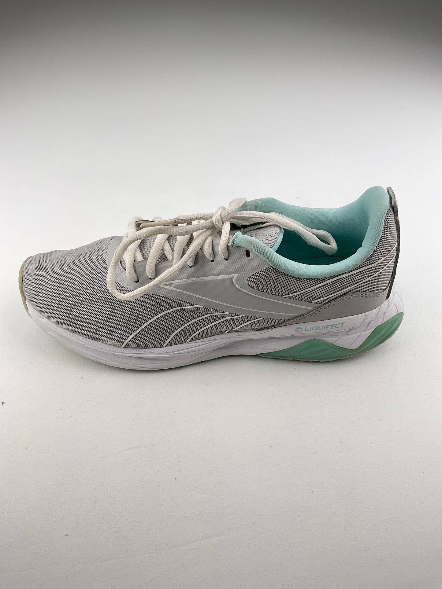 Tenis Gris Deportivo Liquifect