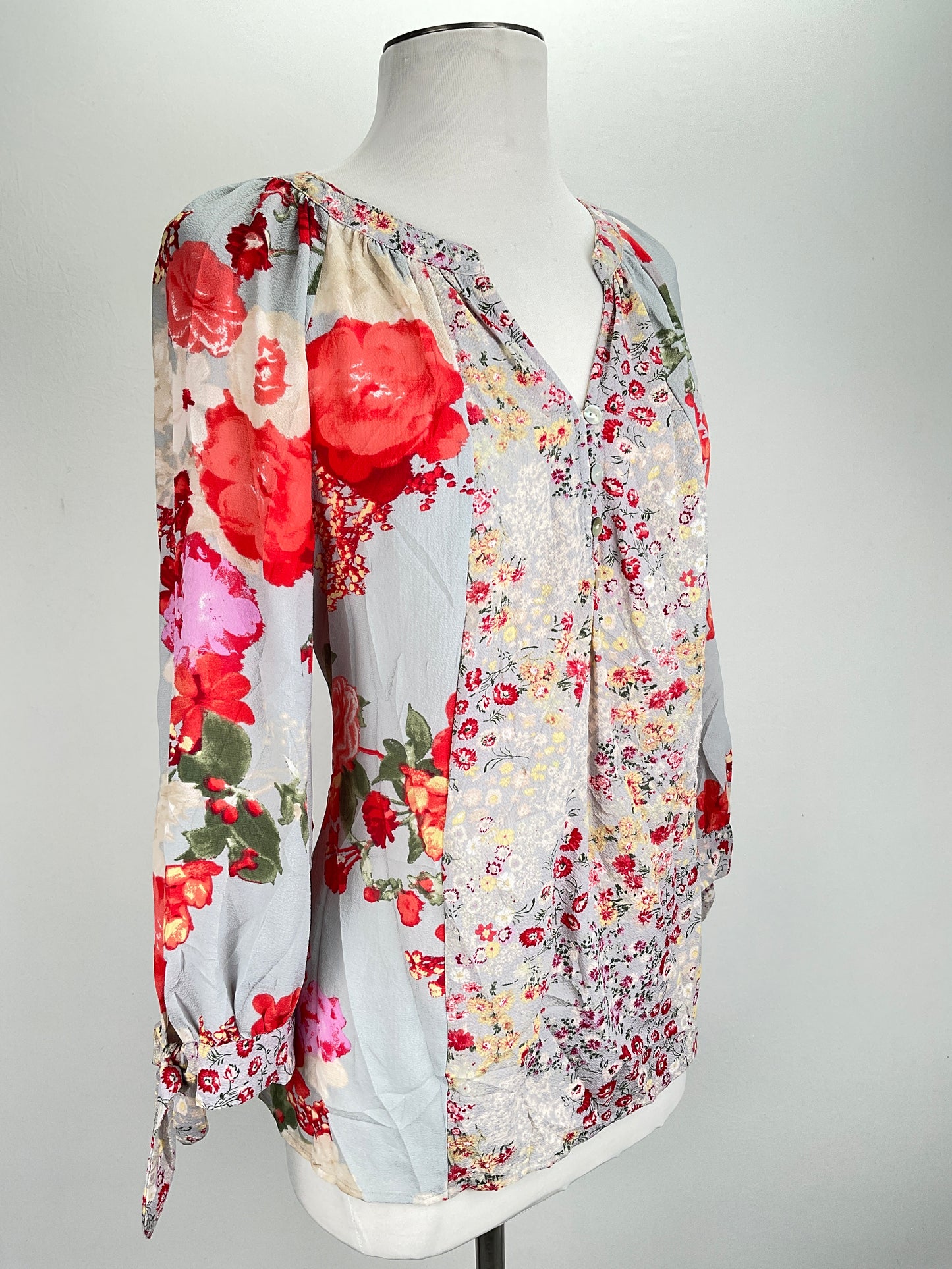 Blusa Gris Floral Fig and Flower