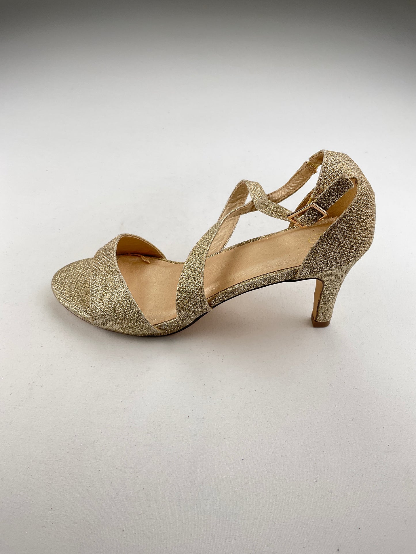 Zapatilla Dorado de Tacón Variangis