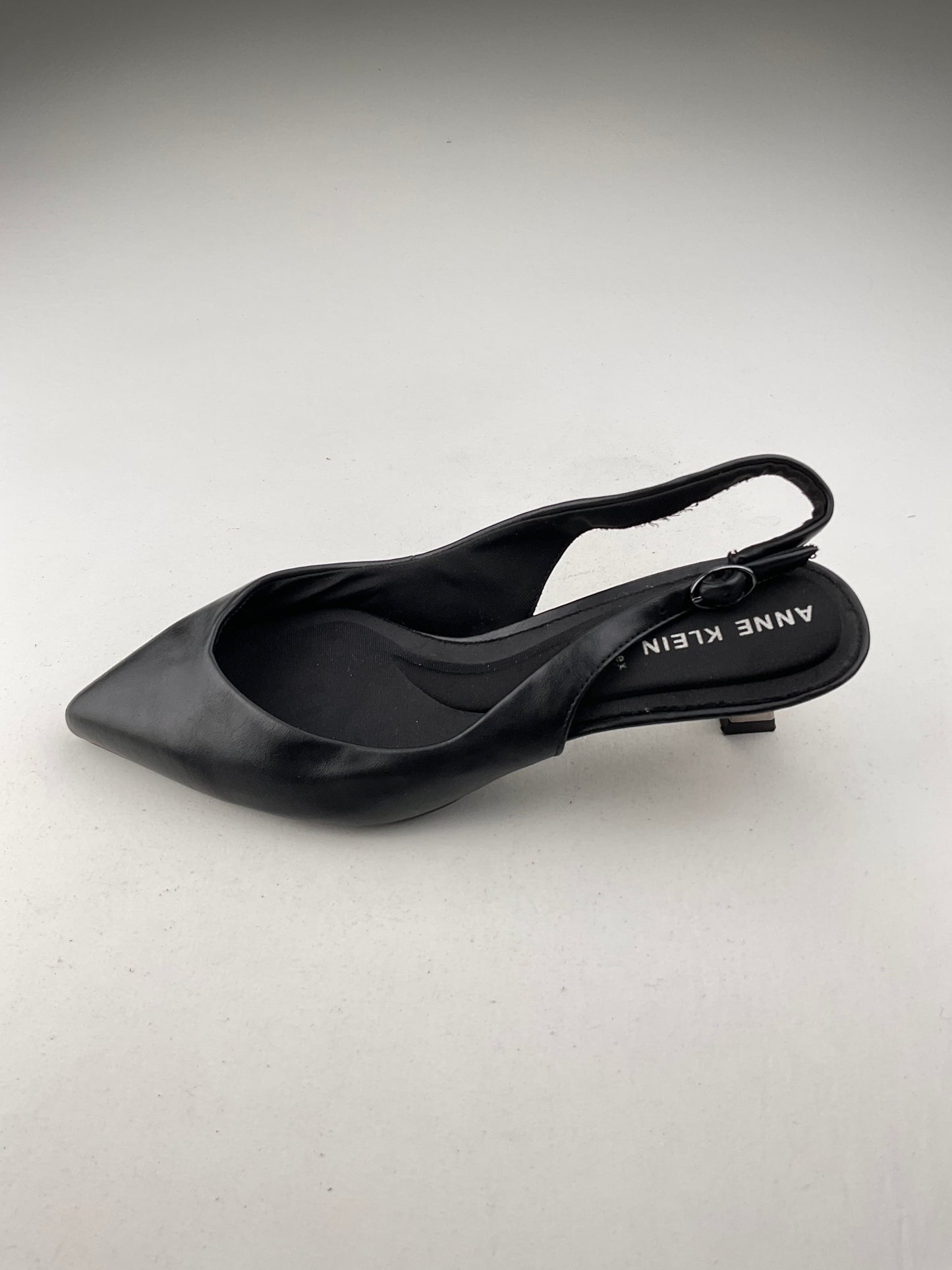 Zapatilla Negro de Tacón Anne Klein
