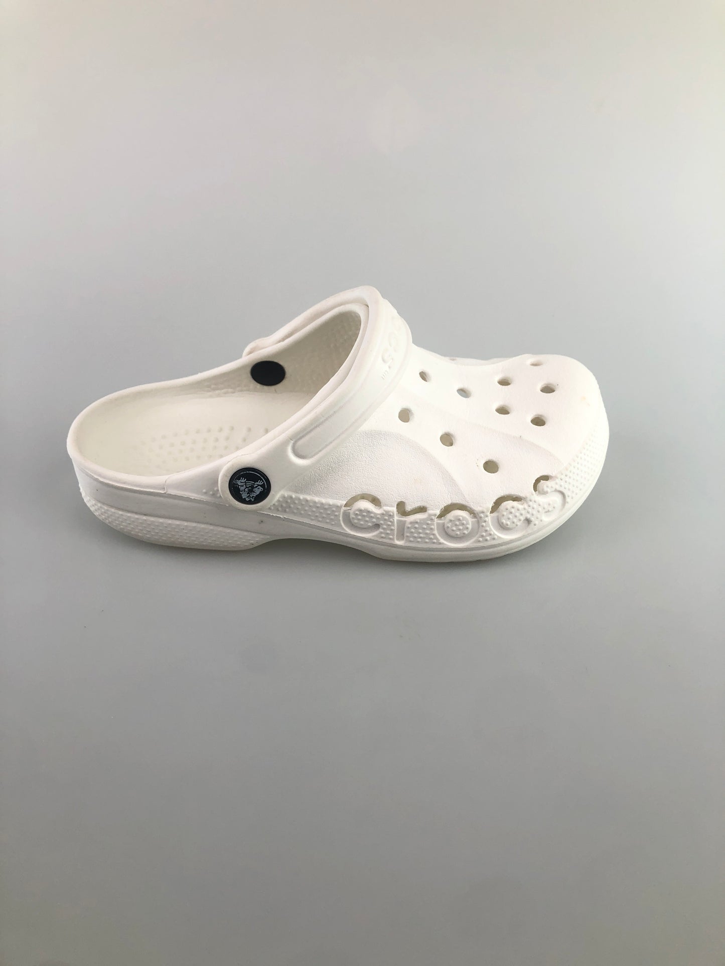Sandalia Blanco Con Diseño Crocs al lado