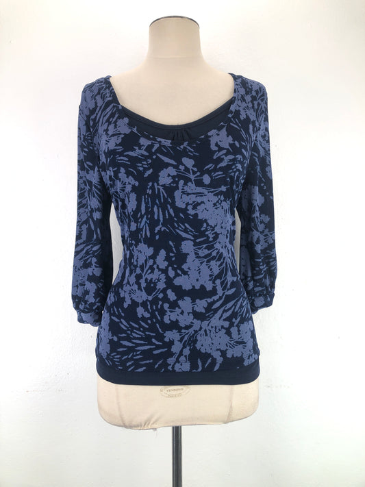Blusa Azul marino de Flores Jaclyn Smith