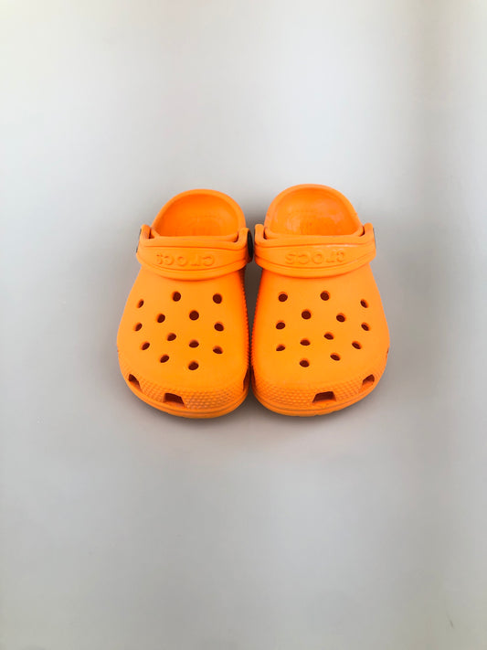 sandalia naranja crocs