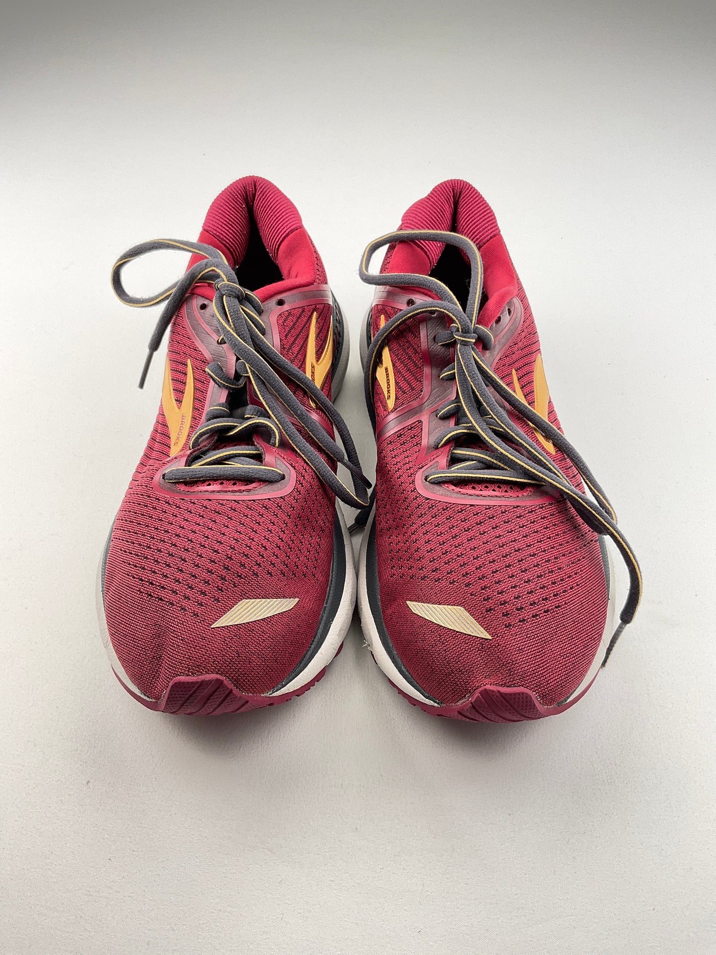 Tenis Rojo vino Deportivo Brooks