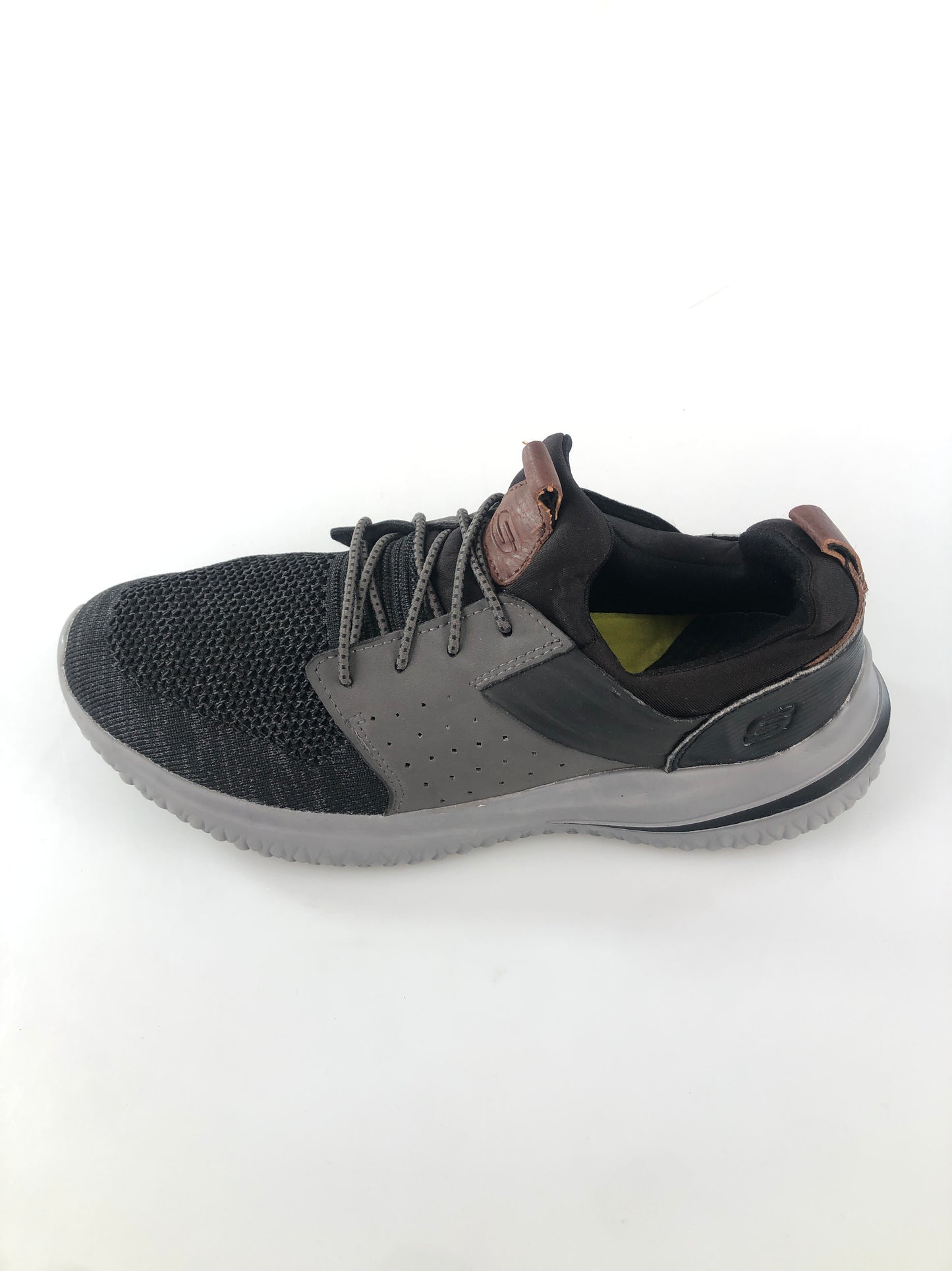 Tenis Gris Deportivo Skechers Wide Fit