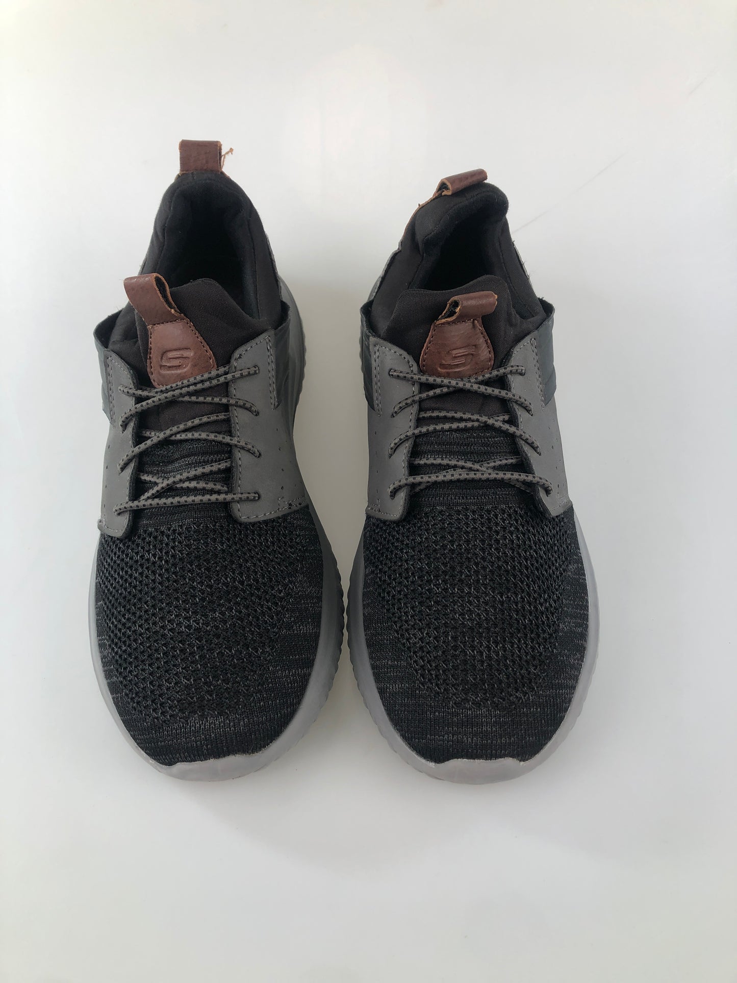 Tenis Gris Deportivo Skechers Wide Fit